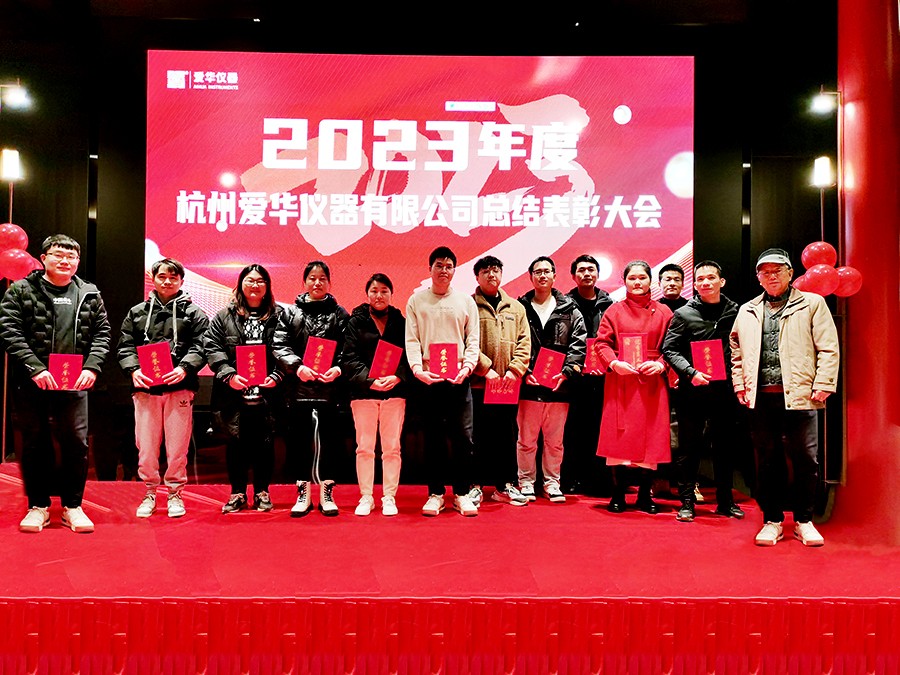 优秀员工合影.jpg